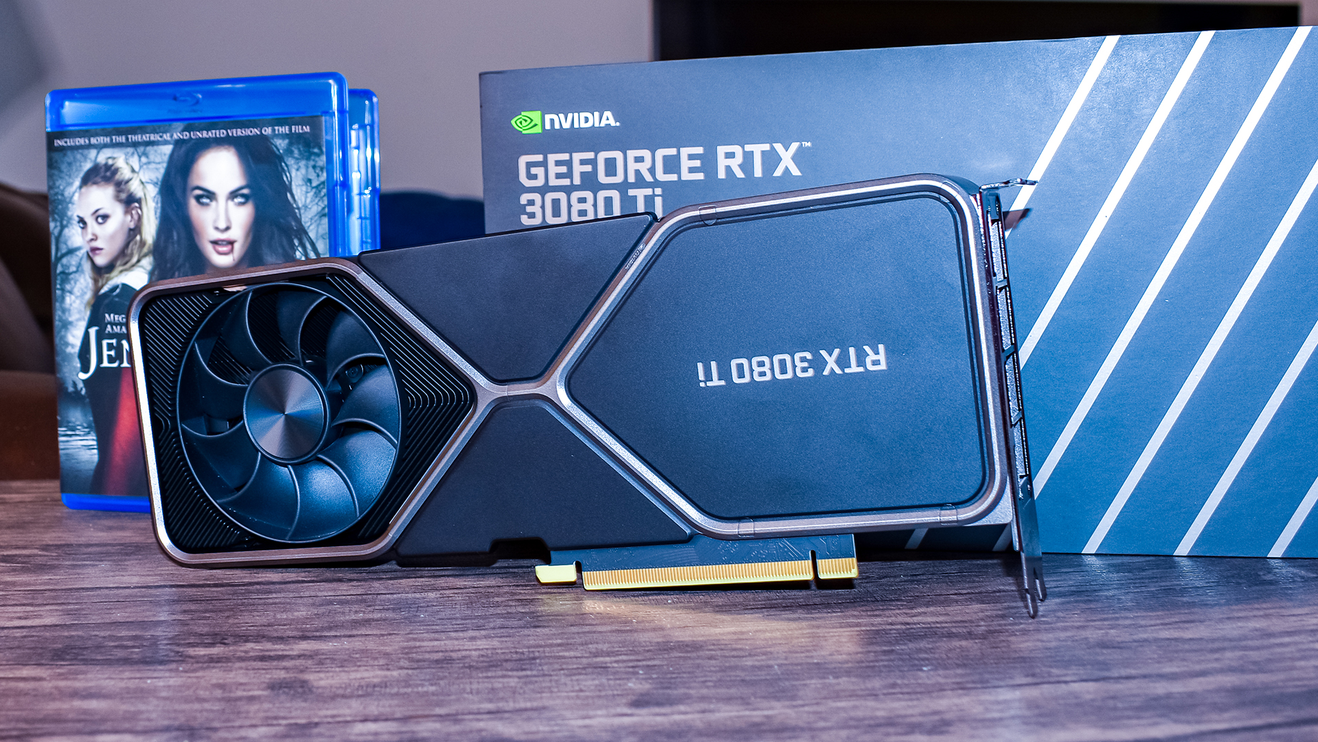 Nvidia GeForce RTX 3080 Ti står ved siden af æsken og en Blueray-film