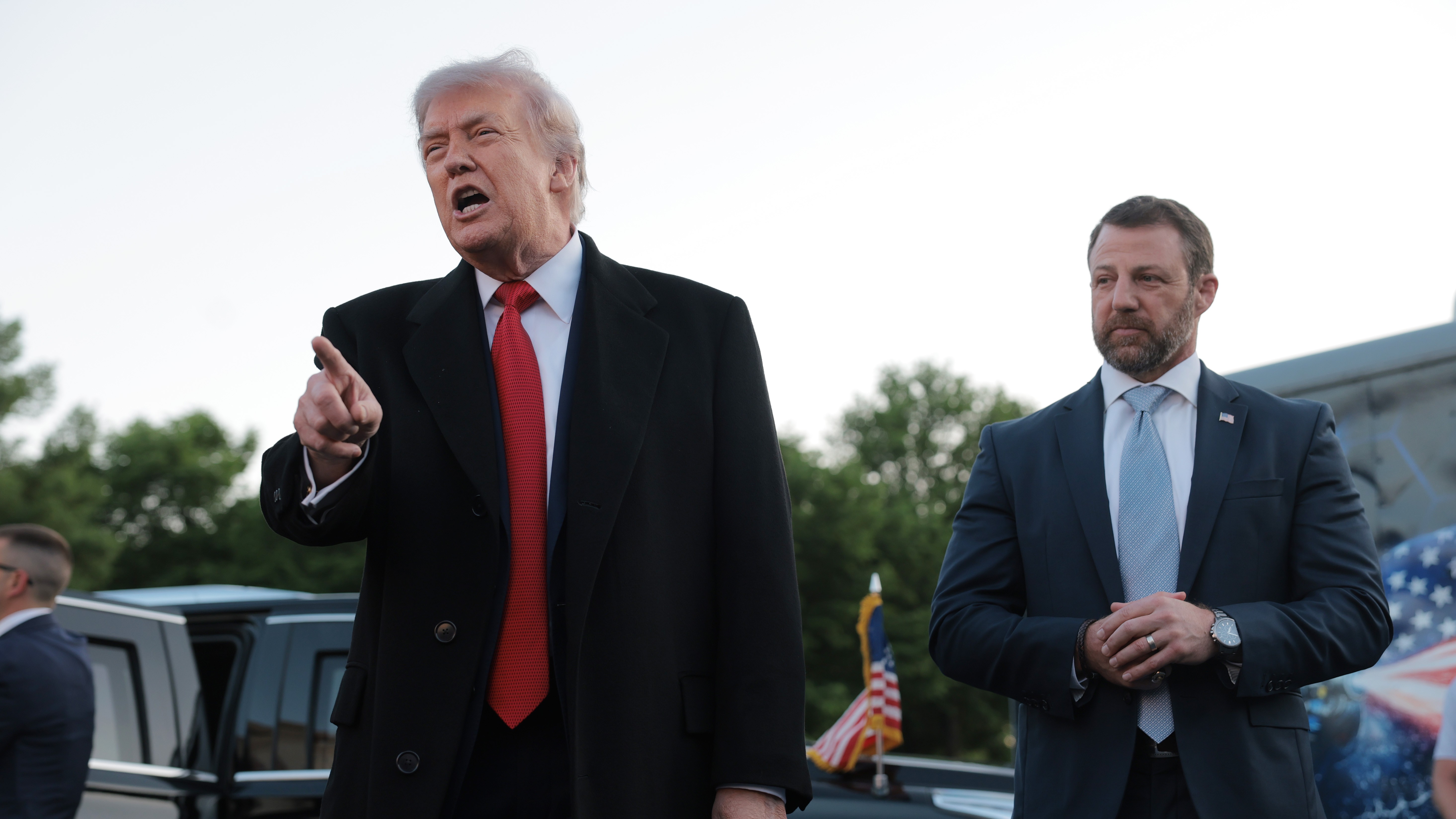 Donald Trump pointing as Homeland Security Markwayne Mullin stands to his left.