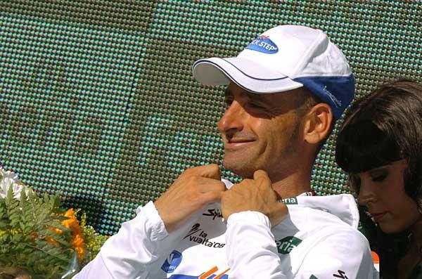 Paolo Bettini (Quick Step) puts on the jersey of the Combinada classification leader.