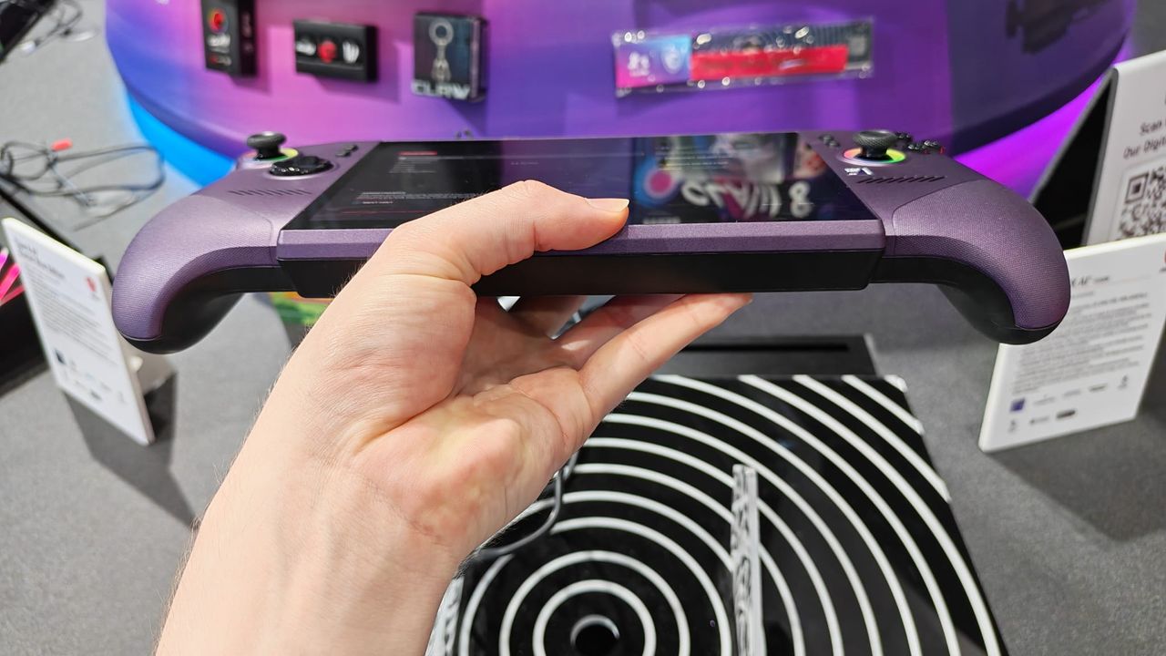 A reviewer holding the MSI Claw 8 EX AI+ to show its grip curves