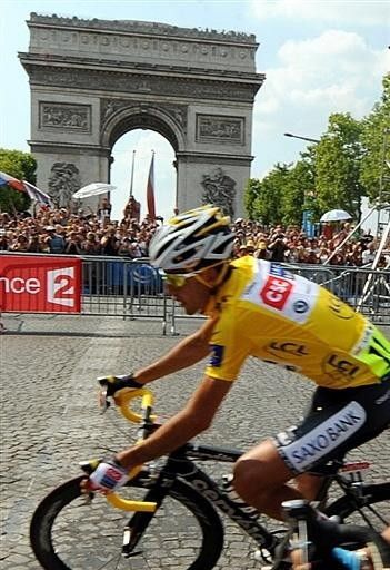 Carlos Sastre (CSC-Saxo Bank) rounds the 180 turn before the Arc de Triomphe