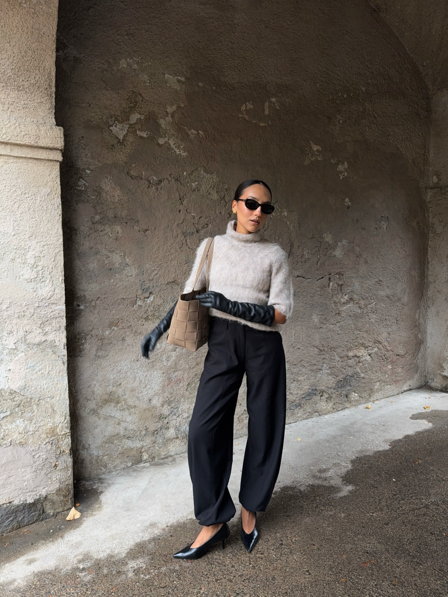 Influencer Ingrid Fagerli Edvinsen wears balloon pants, a brushed mock-neck sweater, long leather gloves, and heels.