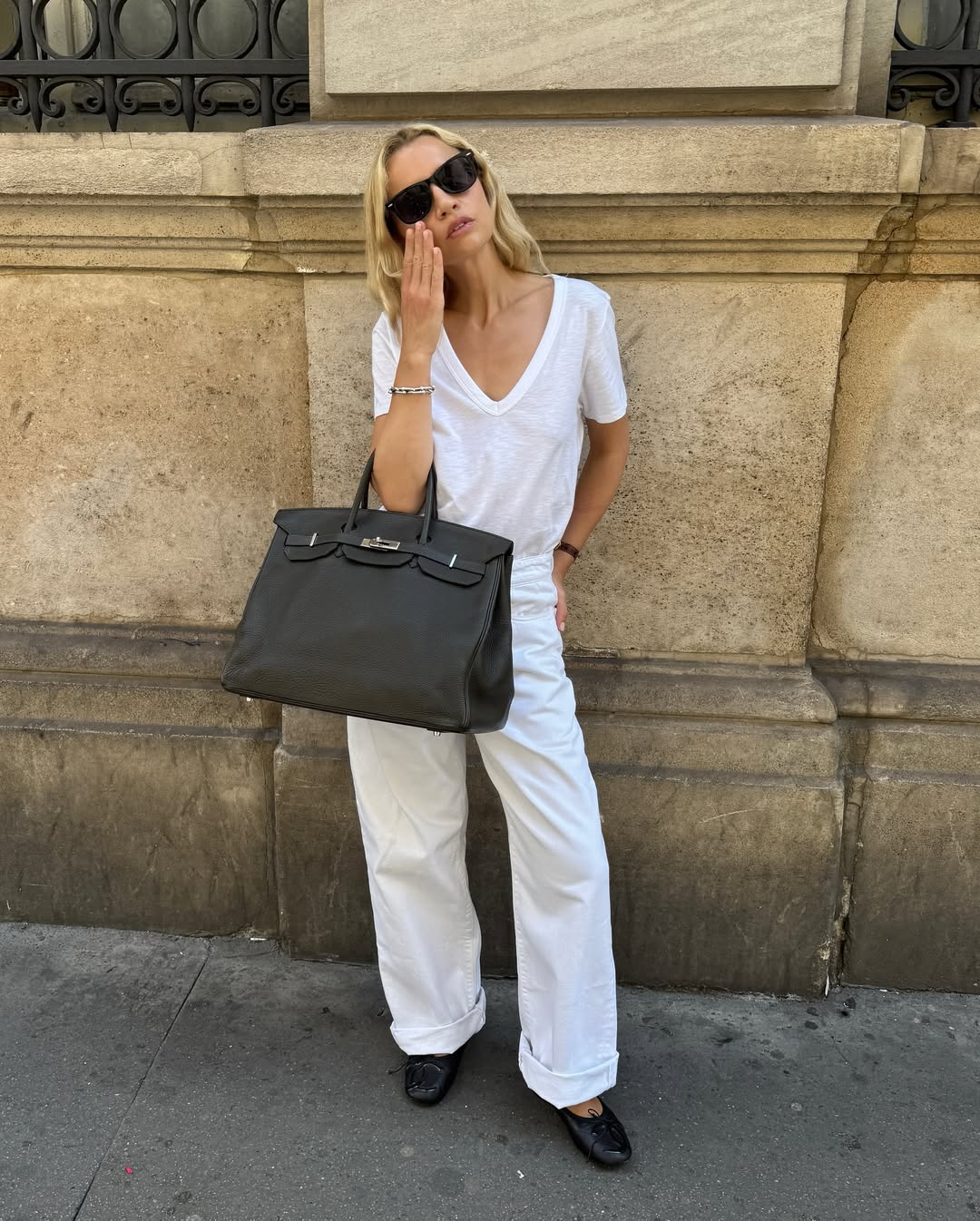 Stephanie Broek in baggy jeans.