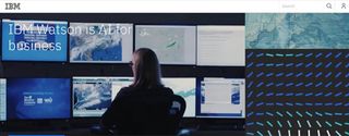 På hjemmesiden til IBM Watson ser vi en person foran flere dataskjermer