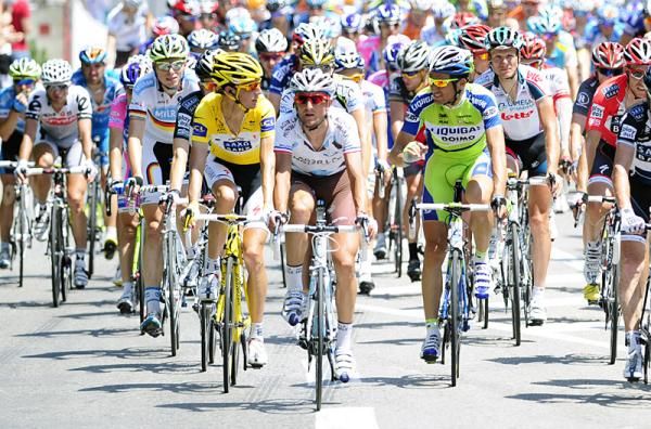 Maillot jaune Andy Schleck (Saxo Bank) has a word with Giro winner Ivan Basso (Liquigas - Doimo).
