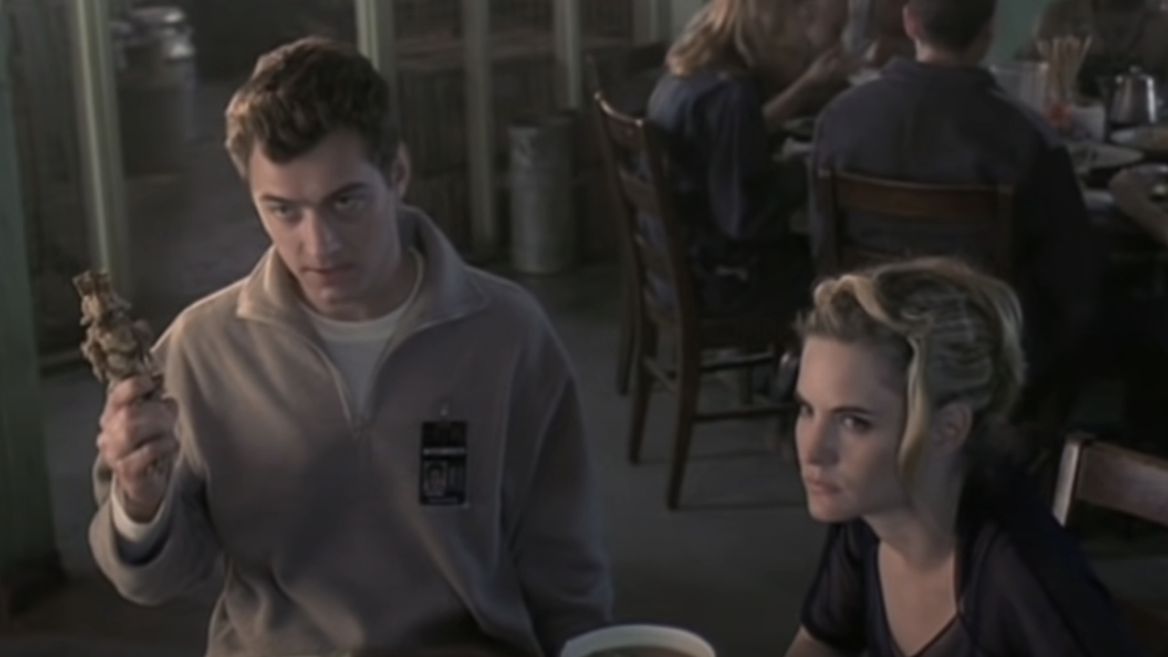 Jude Law and Jennifer Jason Leigh in eXistenZ