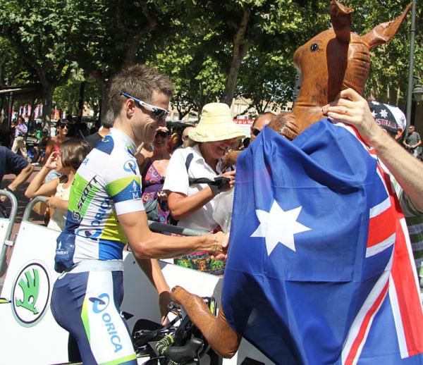 Yesterday's winner Simon Clarke (Orica/Greenedge) with Australian fans.