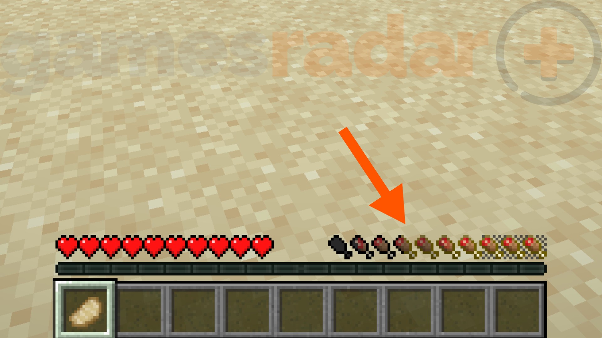 An orange arrow points to the hunger bar in Minecraft, as it shows the amount of food replenished by eating a pork chop thanks to the Appleskin mod.