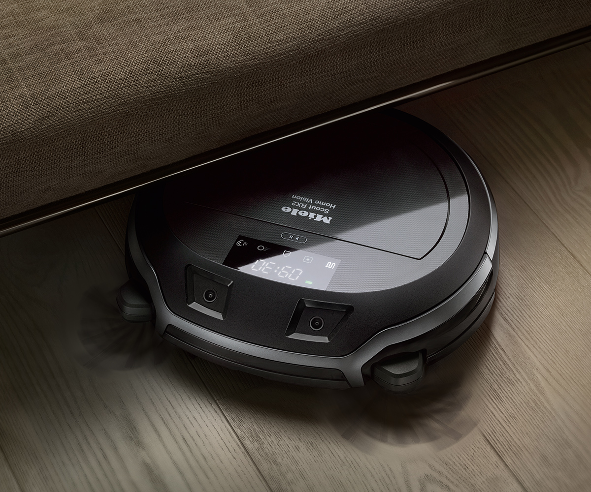 De Miele Scout RX2 is redelijk hoog, dus hij zal niet onder alle zitbanken passen.