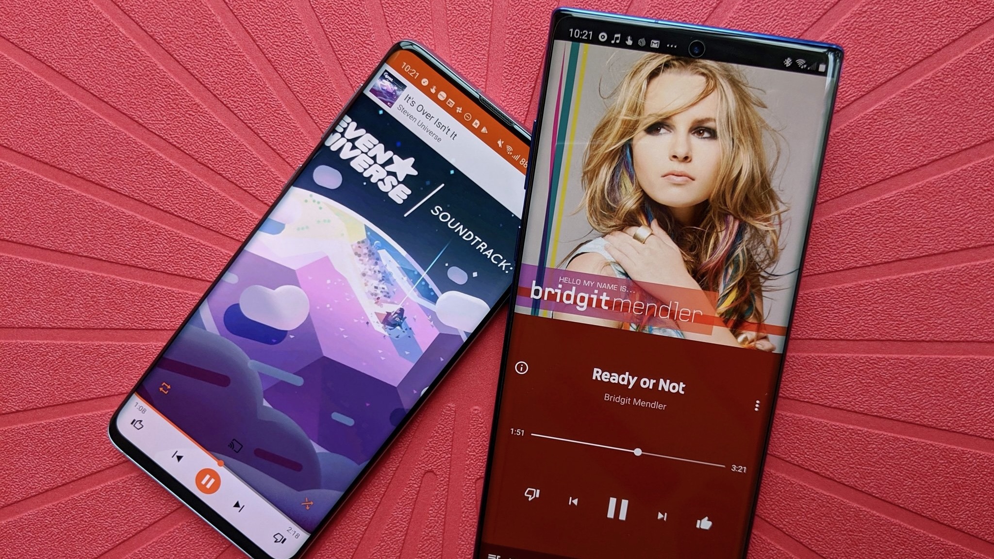 Aplicativos YouTube Music e Google Play Music em dois telefones Android