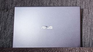 Asus VivoBook 15 review - lid