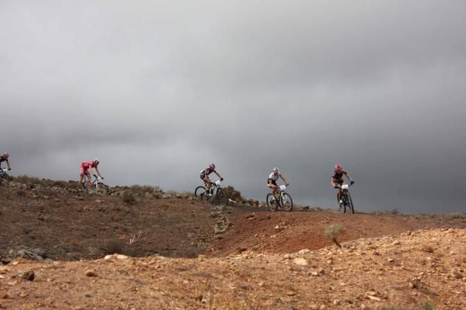 Sergio Mantec&oacute;n sets the pace at the front of the lead group