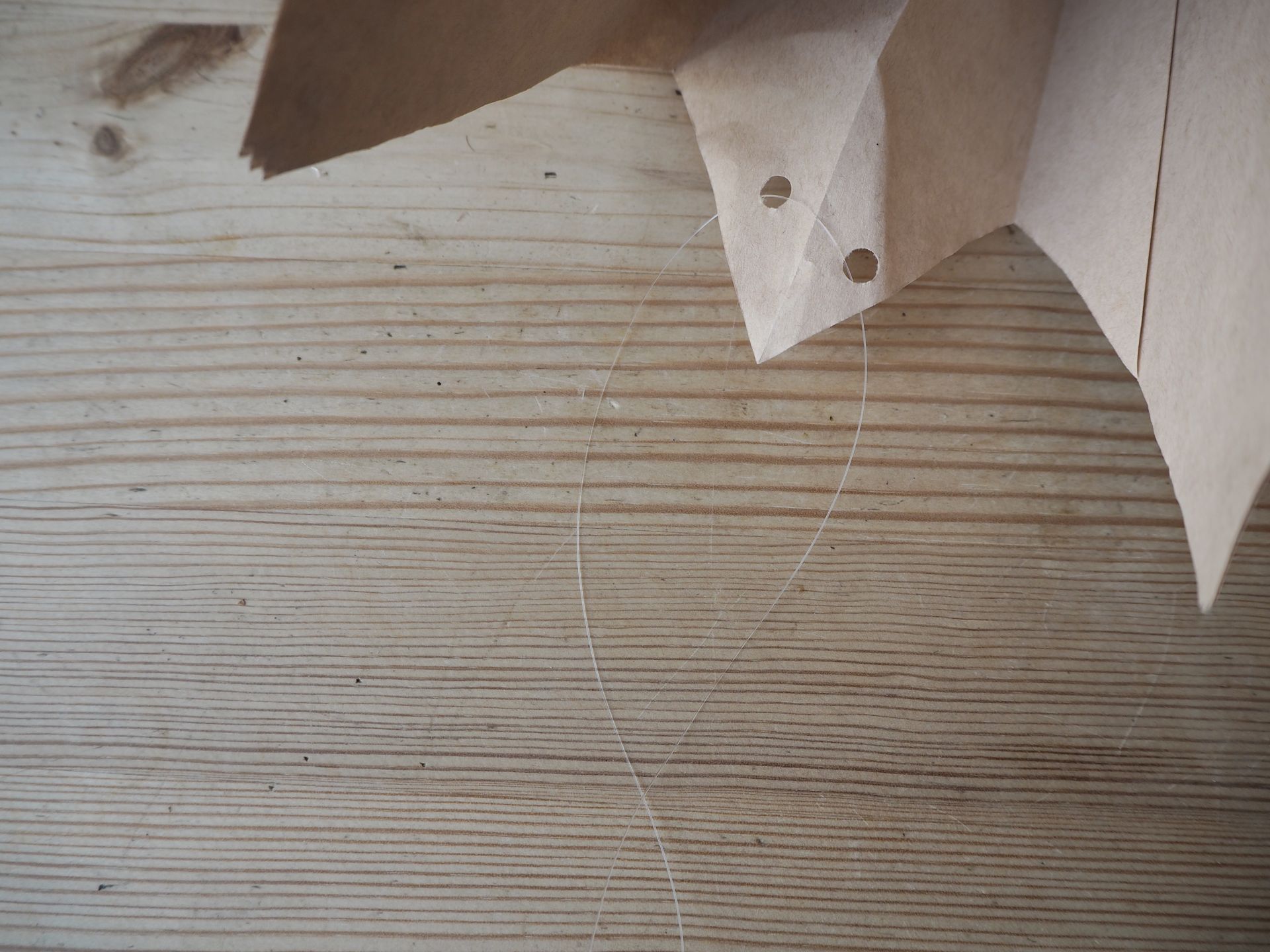 Dekorasi Natal terbuat dari kantong kertas, kawat pancing berulir