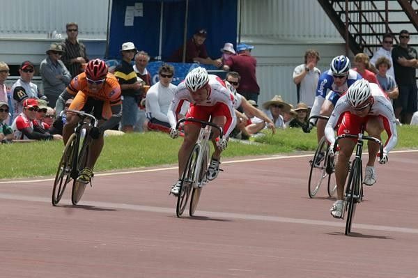 Azizlul Hasni sprints hard
