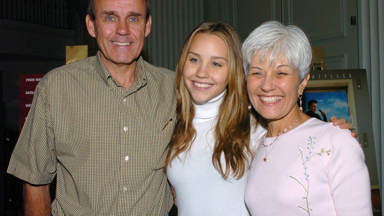 Amanda Bynes (center) with parents Rick and Lynn Bynes
