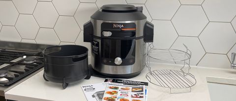RThe Ninja Foodi 15-in-1 SmartLid Multi-Cooker with all its accesories