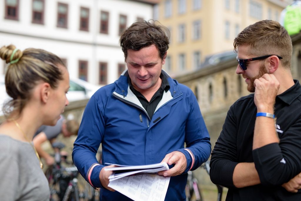 Canyon-SRAM sports director Ronny Lauke talks with his riders