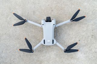 Yerde duran DJI Mini 3 Pro drone