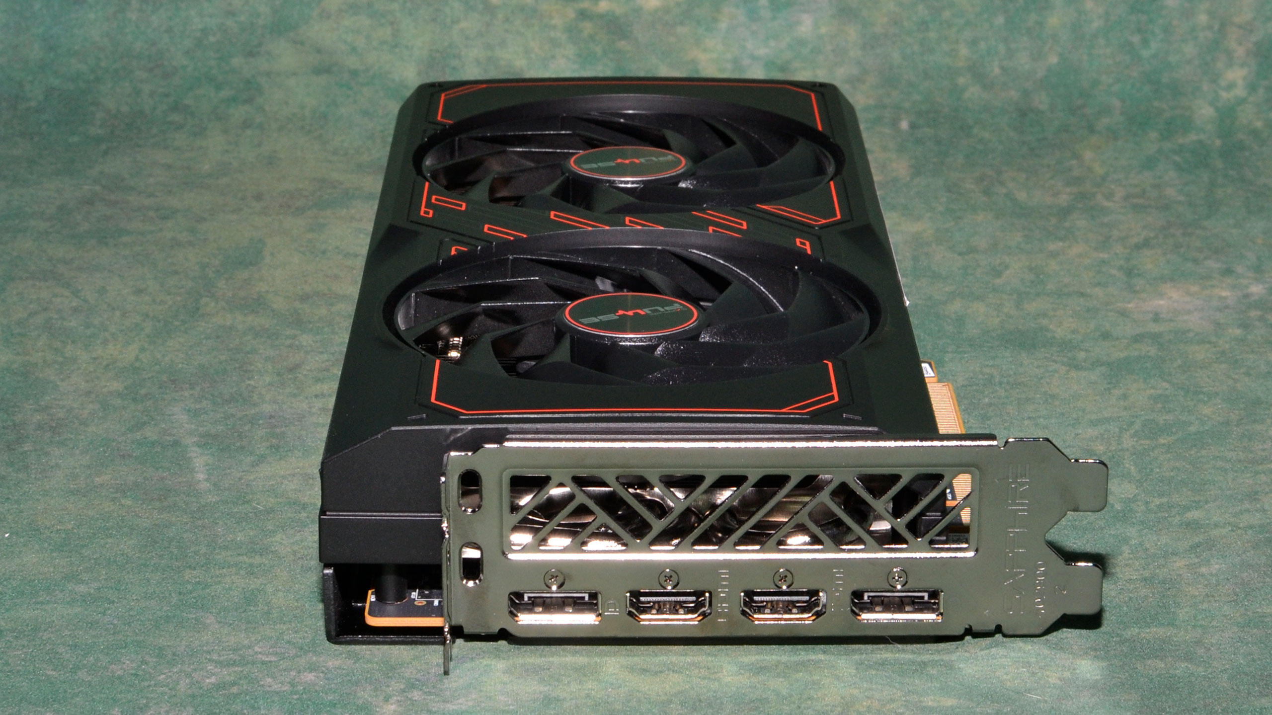 AMD Radeon RX 7600 XT Fotografii și despachetare pe card Sapphire Pulse