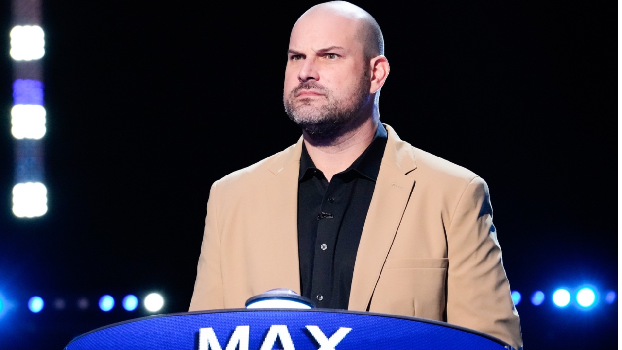 Max Adler looking confused while playing Celebrity Weakest Link for the Glee Homecoming episode