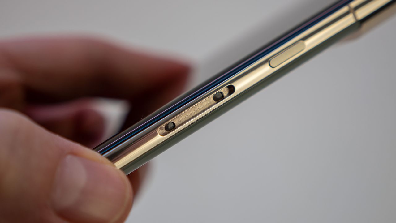 Google Pixel 7 Pro volume rocker falling off