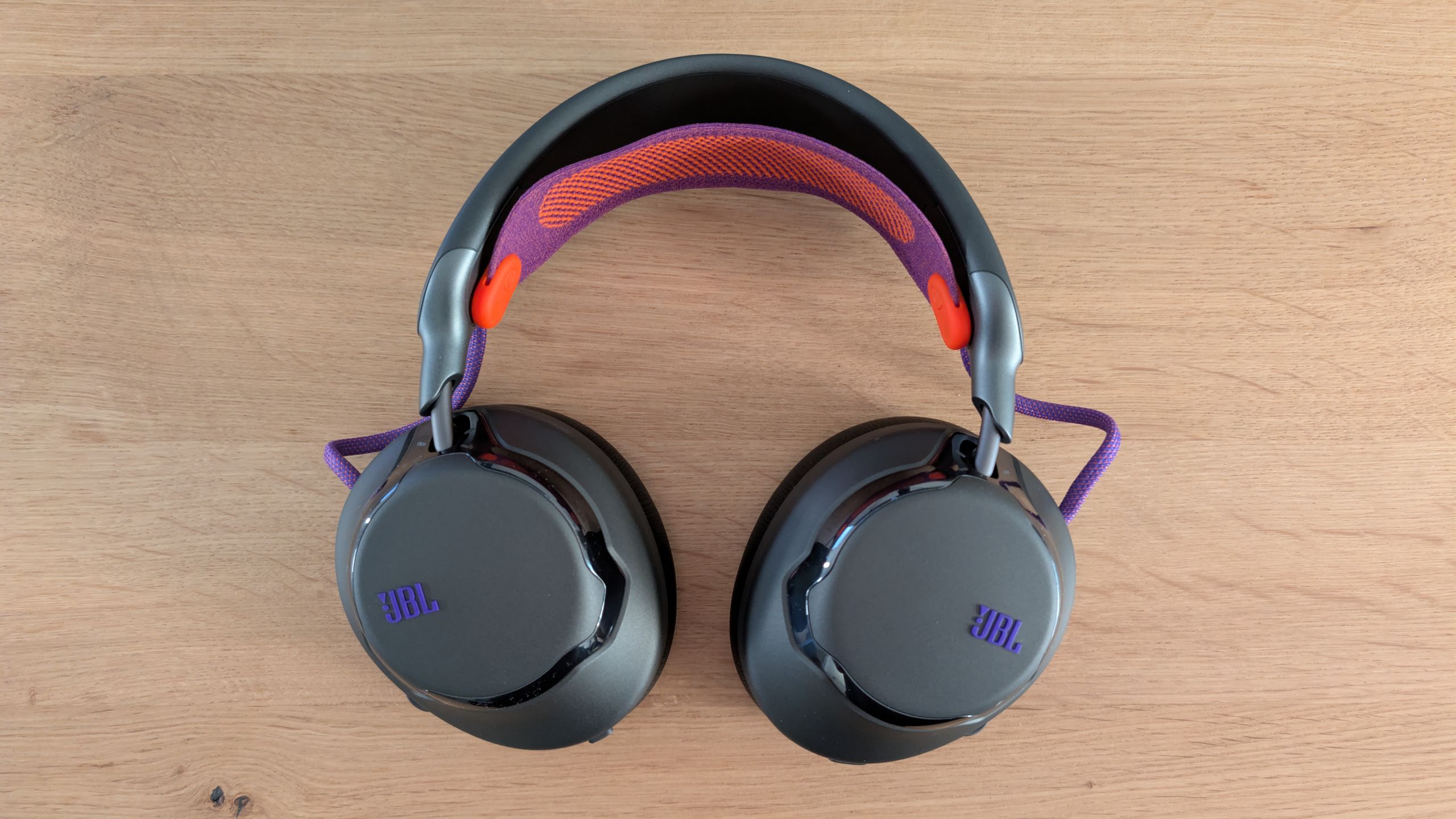JBL Quantum 950 review: gaming headset met unieke JBL-flair