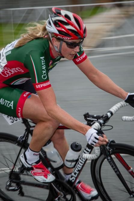 Erica Allar (Colavita) riding at the front.