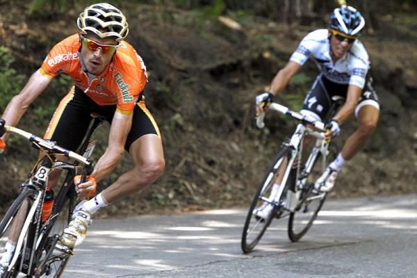 Fearless descenders Samuel Sanchez (Euskaltel-Euskadi) and Alberto Contador (Saxo Bank Sungard) tried to put time into their GC rivals.