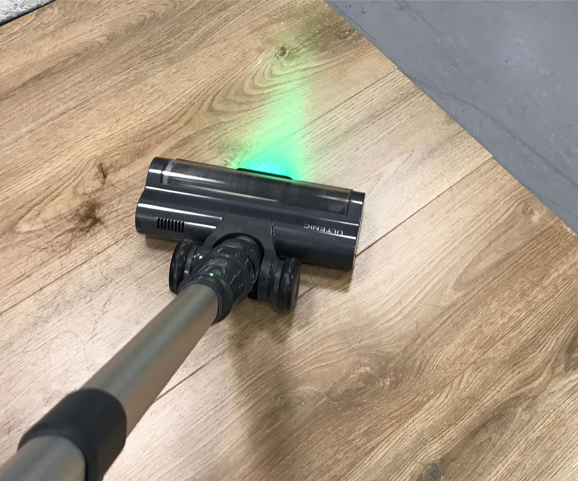 The Ultenic U12 Vesla's green light on the floorhead