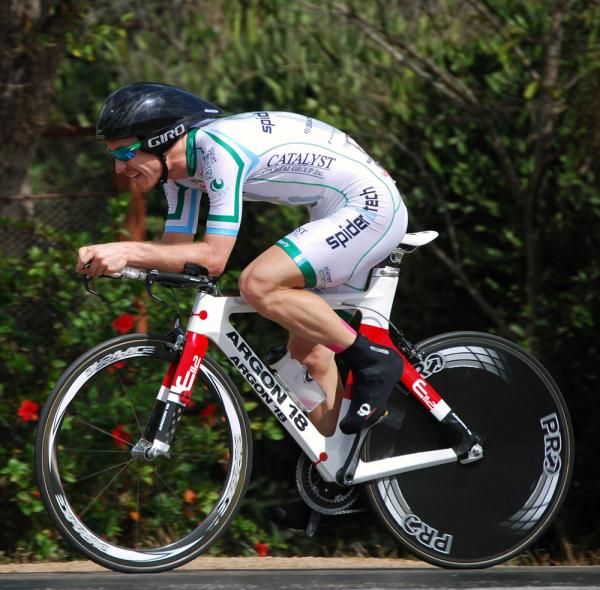 Ryan Roth in a tight aero tuck during the Vuelta a Cuba test.