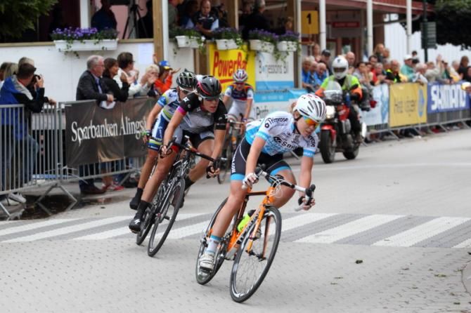 Anna van der Breggen (Sengers Ladies Cycling Team) leads Ellen van Dijk (Specialized - lululemon) with one lap to go