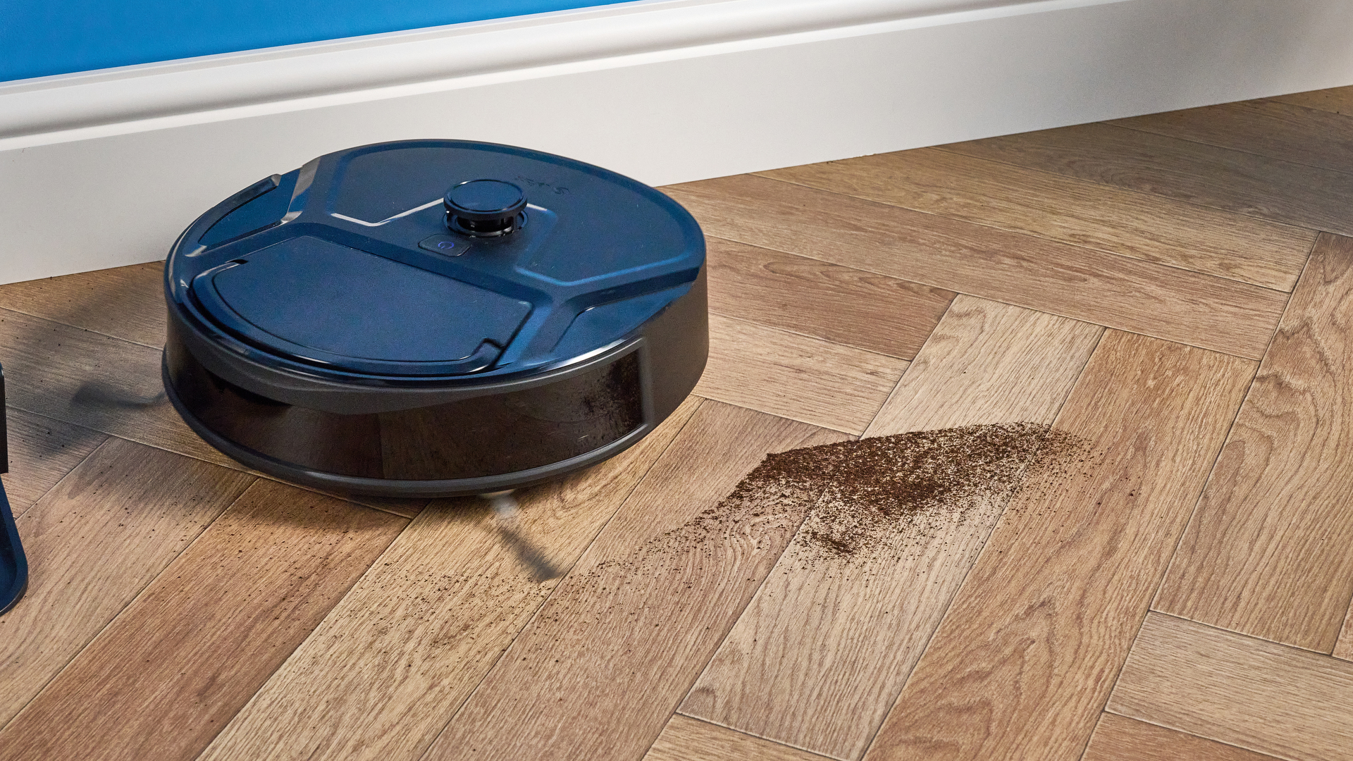 Lefant M210 Pro OMNI photographed in front of a blue background