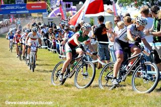 Nathalie Schneitter leads teammate Eva Lechner (Colnago Arreghini Sudtirol) at the end of the start loop