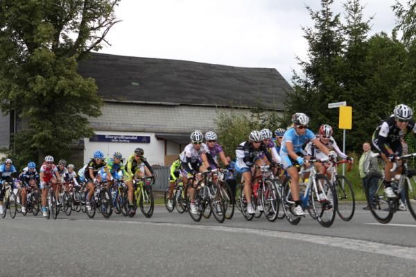 The bunch on the climb out of Mehla