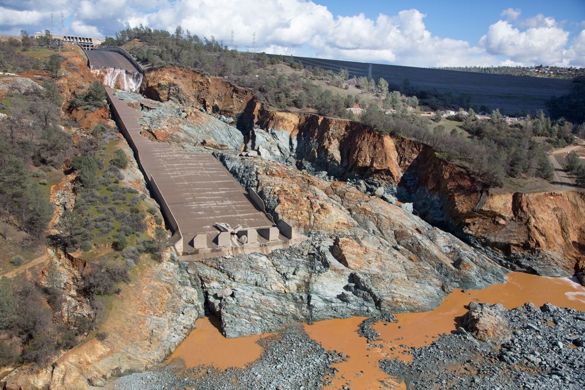 Shocking Images Reveal Massive Damage To California Reservoir | Live ...