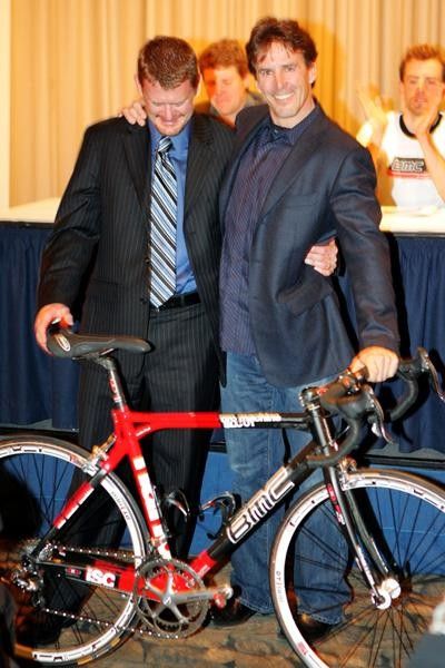 Landis presents Phinney with the bike he rode during the 2006 Tour de France to help with Parkinson's research.