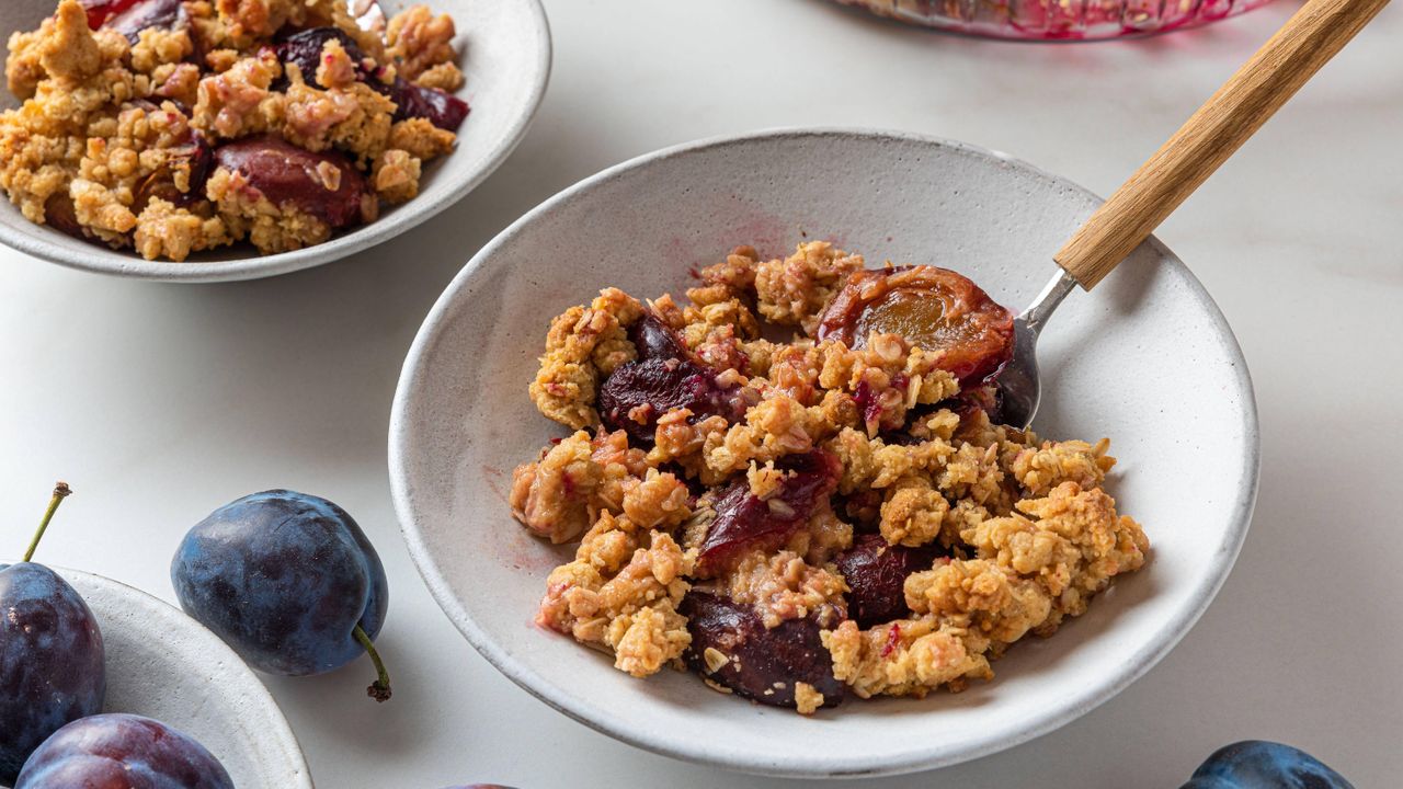 mary berry&#039;s plum crumble