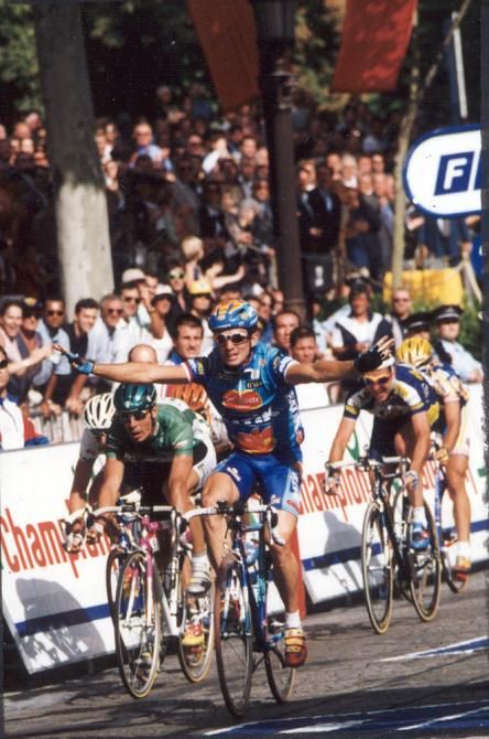 Nicola Minali wins the final stage in the 1997 Tour de France on the Champs Elysees
