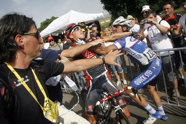 Carlos Barredo (Quick Step) attacked Rui Costa (Caisse d'Epargne) after stage 6.