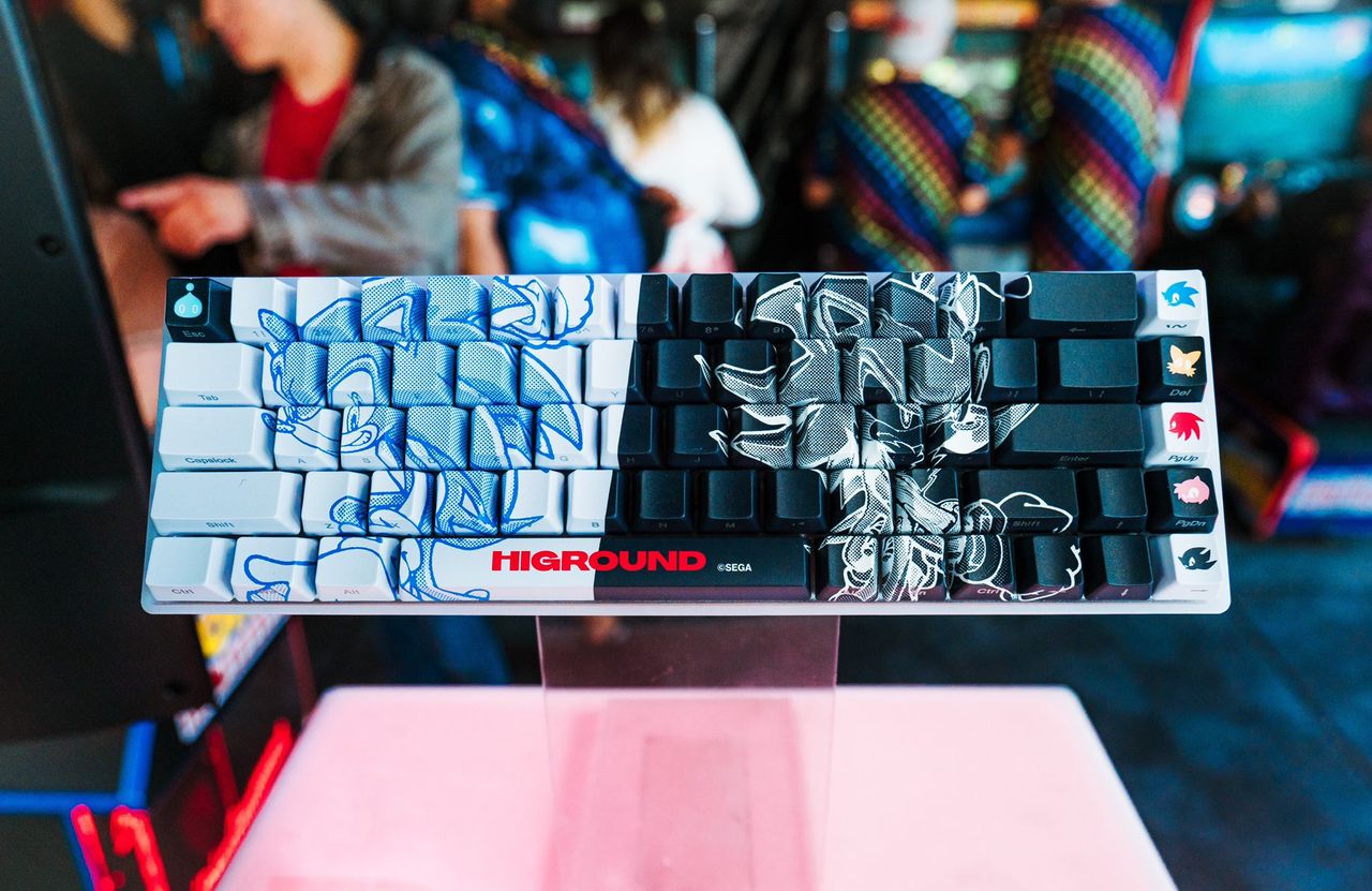 Sonic/Shadow keyboard, with white/blue sonic silhouette on left and black/white shadow on right, character portraits on top of secondary keys.