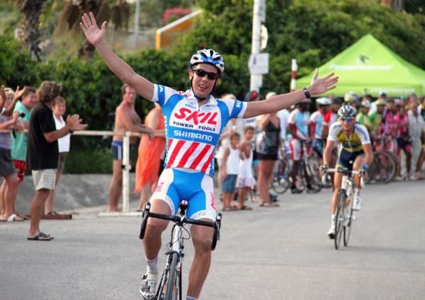 Kenny Van Hummel (Skil-Shimano) wins the Jan Thiel criterium ahead of Johnny Hoogerland (Vacansoleil)