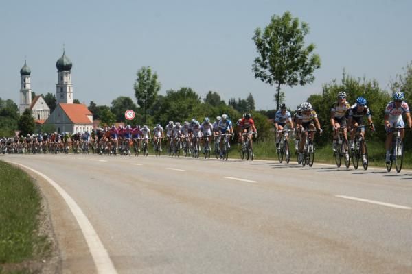 The peloton getting strung out.
