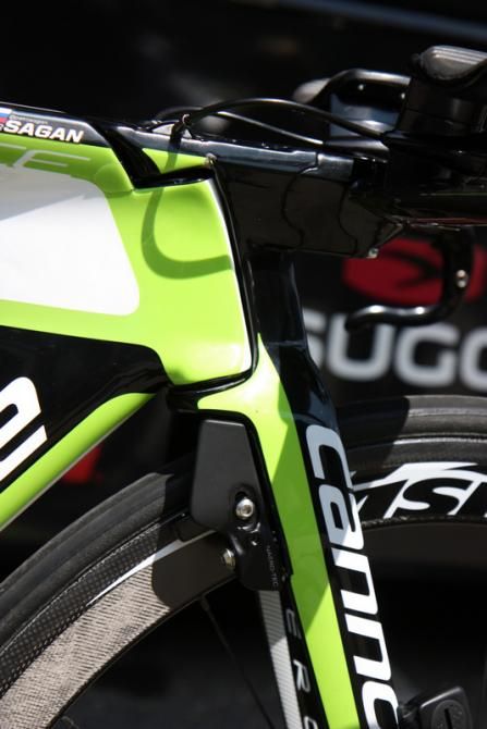 As is increasingly the trend, Cannondale integrates the fork into the leading edge of the bike, ahead of the head tube, connecting it directly to the integrated stem/aerobar