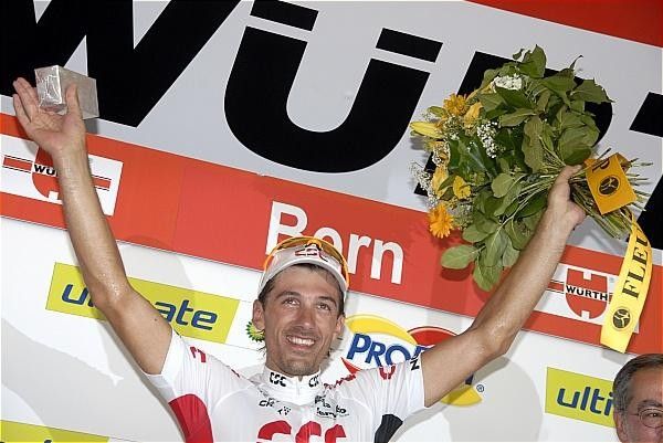 Fabian Cancellara (Team CSC) salutes the crowd follow his win in Bern.