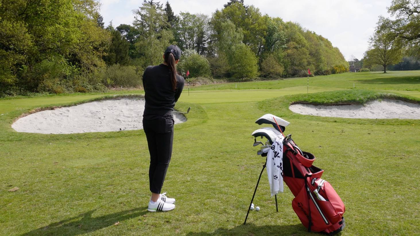 Jess Ratcliffe practicing chip shots