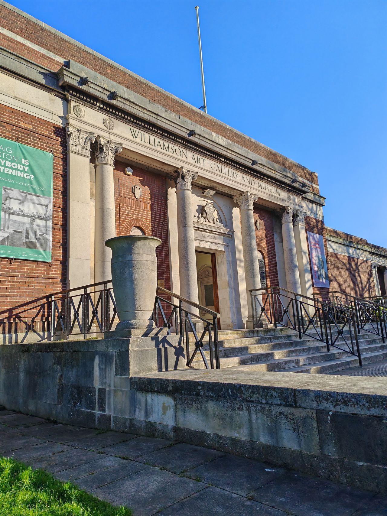 Honor Magic V2 sample photo showing Williamson Art Gallery &amp; Museum entrance at 1x zoom