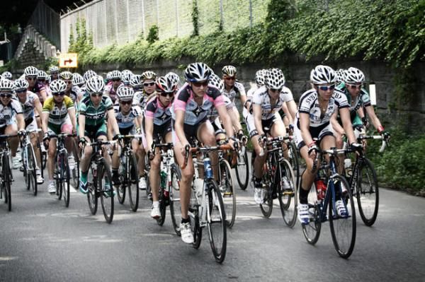 The field stays together early in the race.