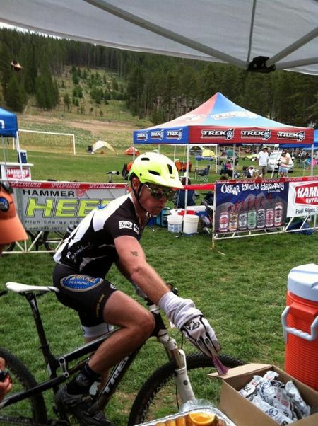 Singlespeed winner Cameron Chambers snatches a Hammer Gel heading out on loop three