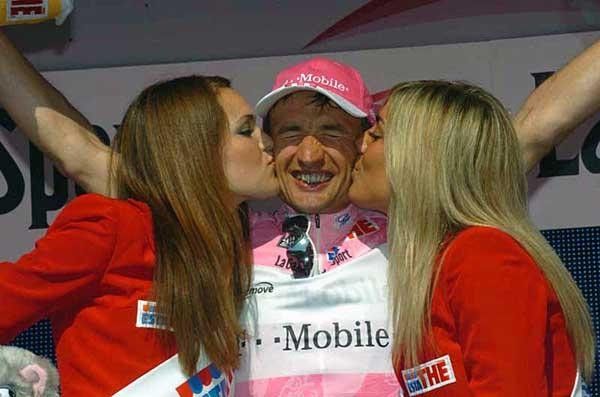 I can't believe this is happening! Serguei Gonchar gets a kiss as race leader