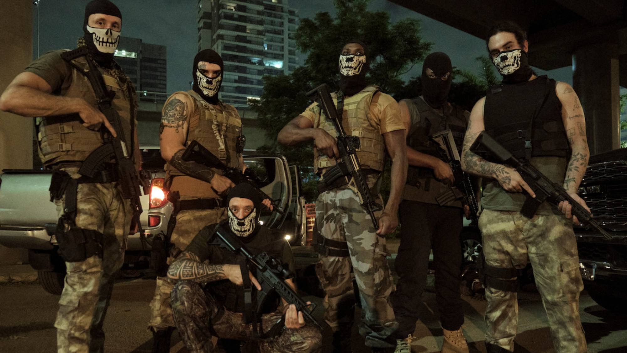 A group of thieves in masks with guns in "Criminal Code" season 1 on Netflix